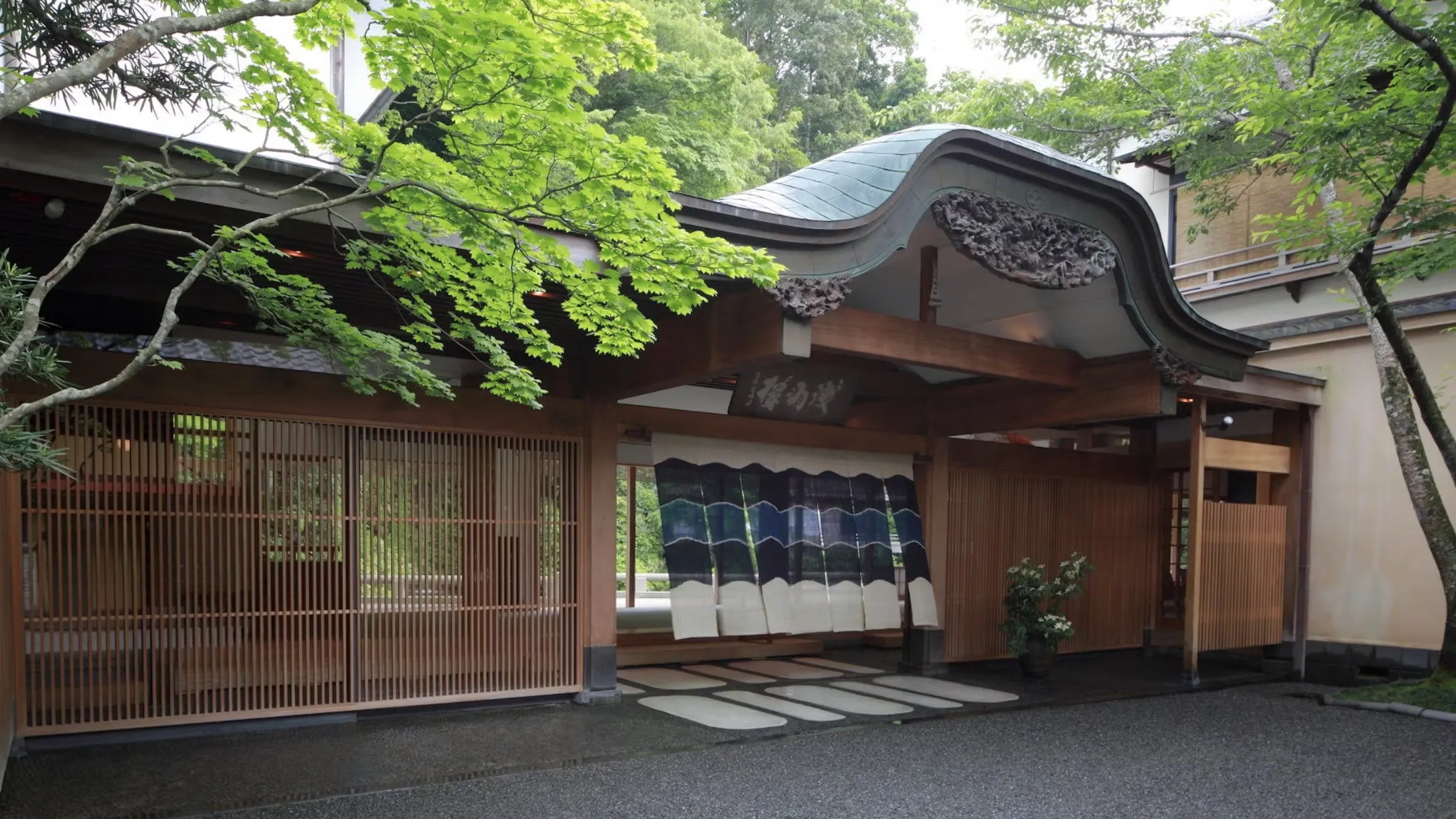 あさば — 伊豆市修善寺 · 唐破風の屋根と暖簾を掛けた玄関まわり