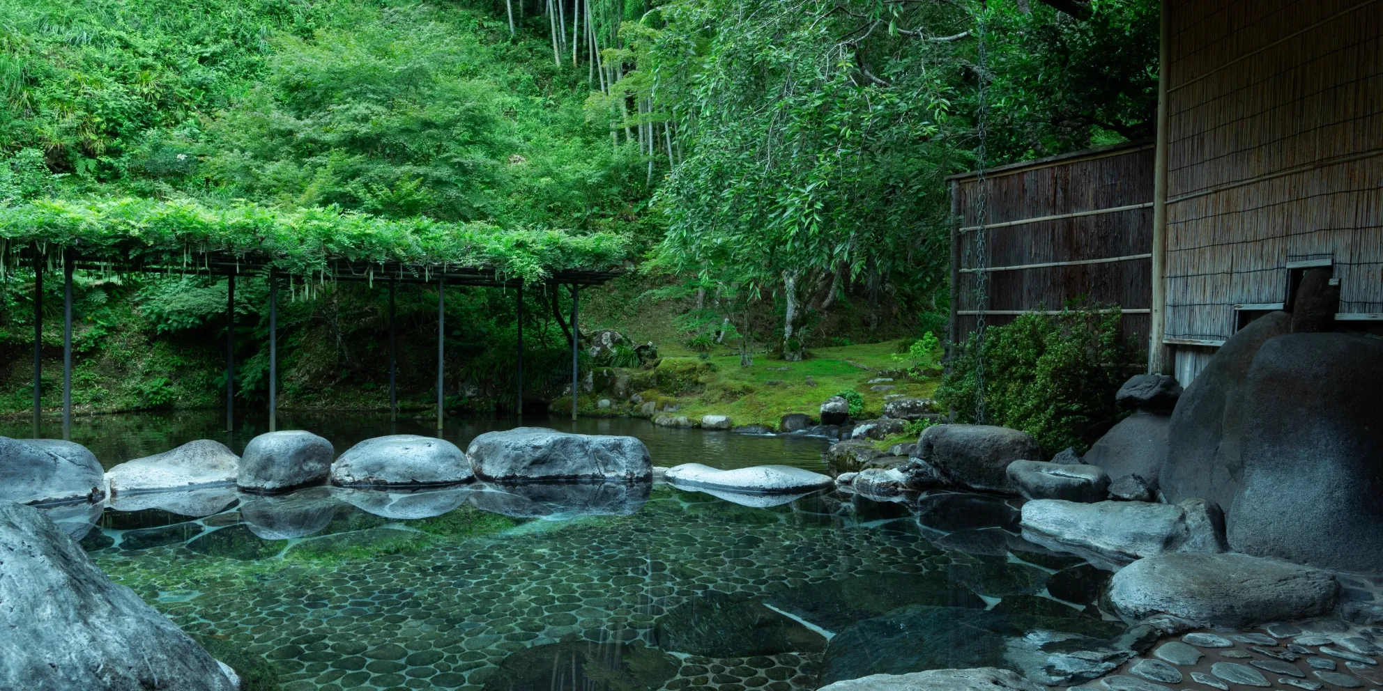 あさば — 伊豆市修善寺 · 竹林と藤棚を背に湯を張る源泉掛け流しの野天風呂