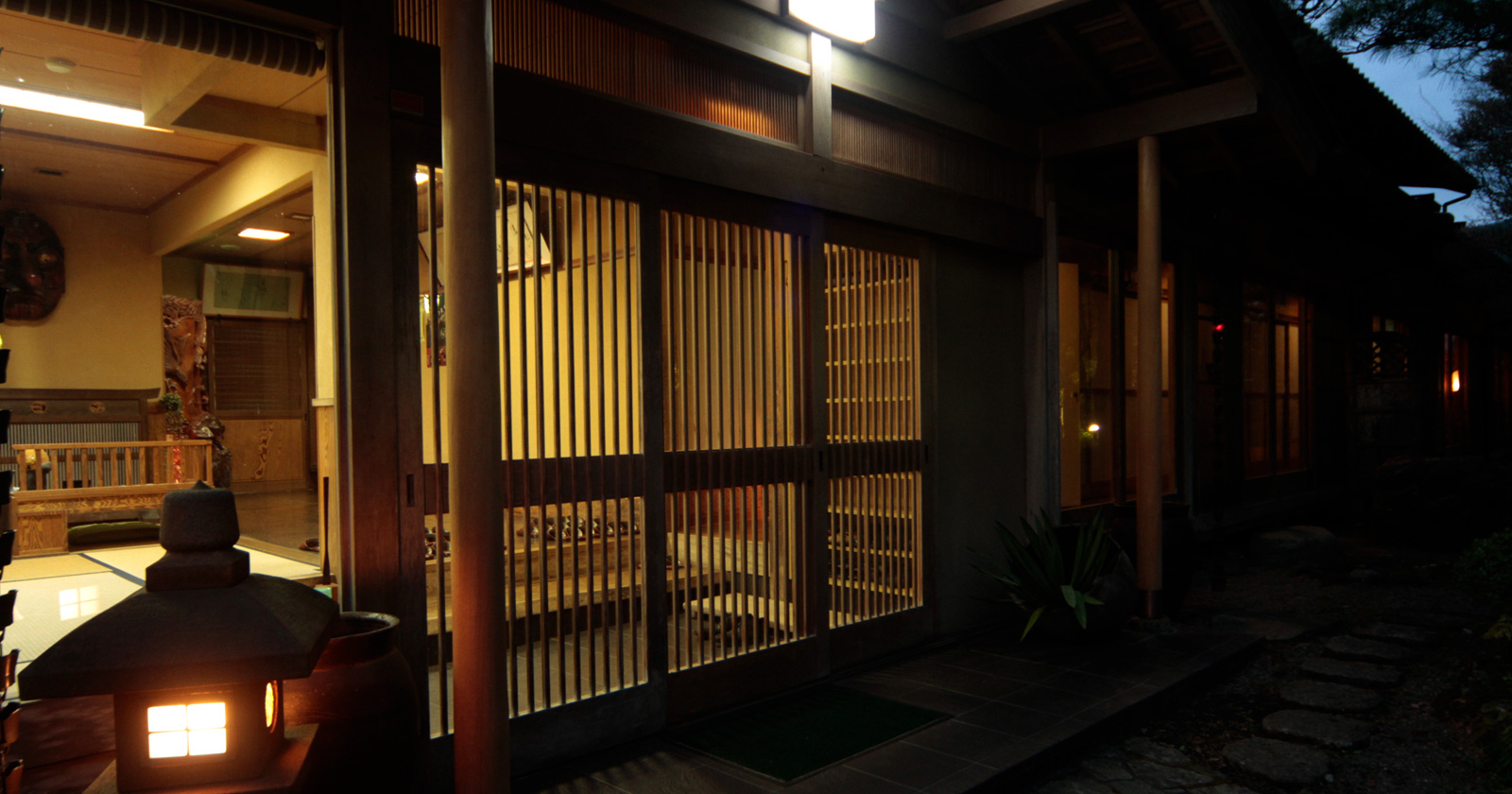 備前屋 — 庭に面した縁側と格子戸、軒下の行灯