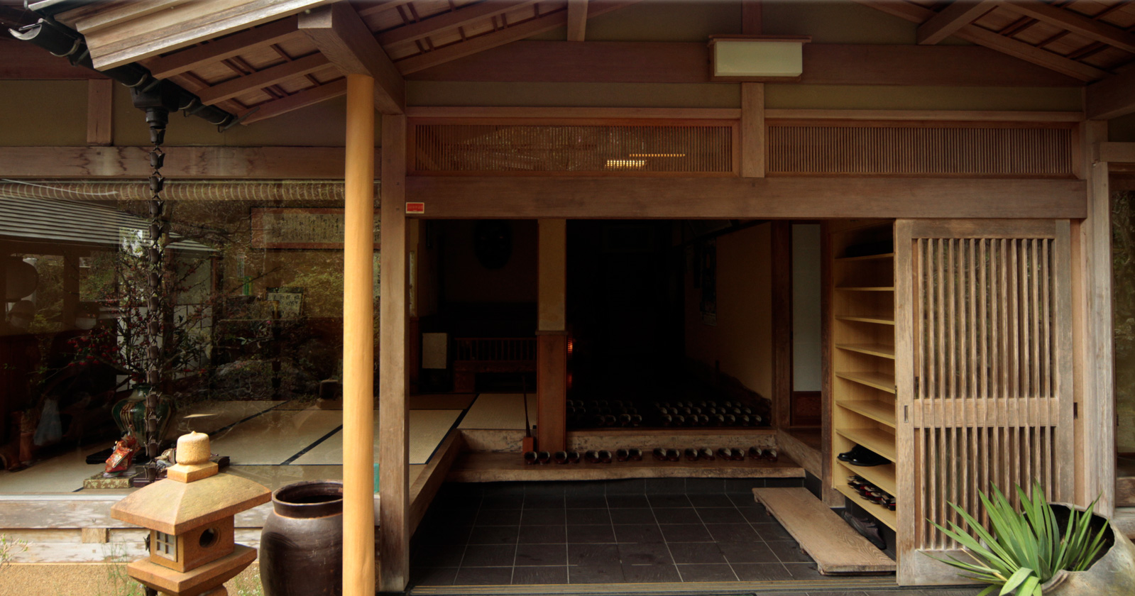 備前屋 — 郡上八幡北町の重要伝統的建造物群保存地区に建つ木造旅館の玄関と式台