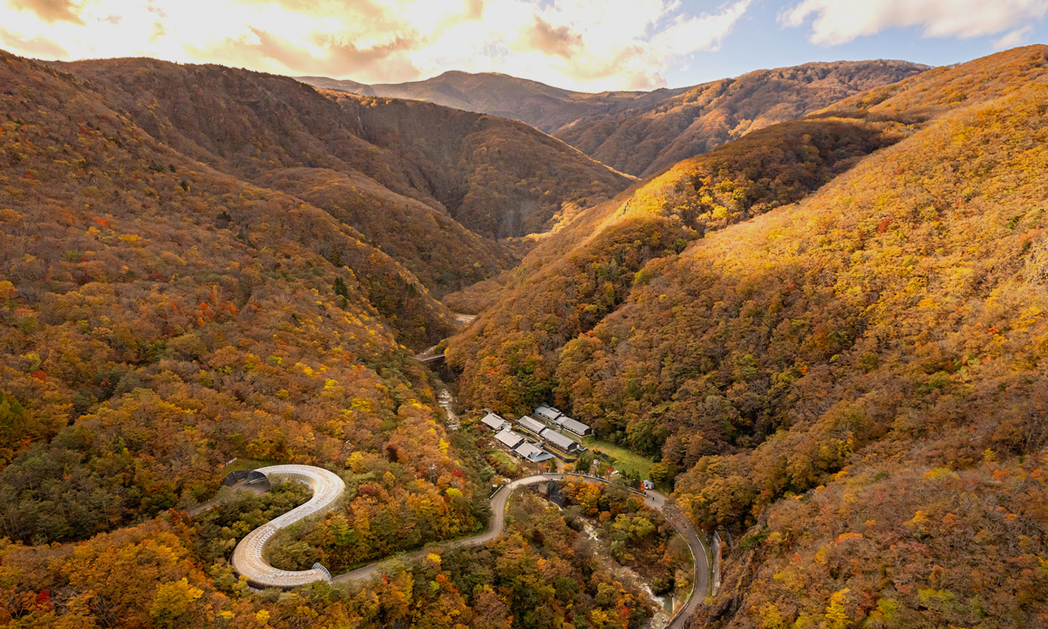 峩々温泉 — 宮城・蔵王東麓の松川渓谷 · 標高850mの谷にただ一軒佇む湯治宿の俯瞰
