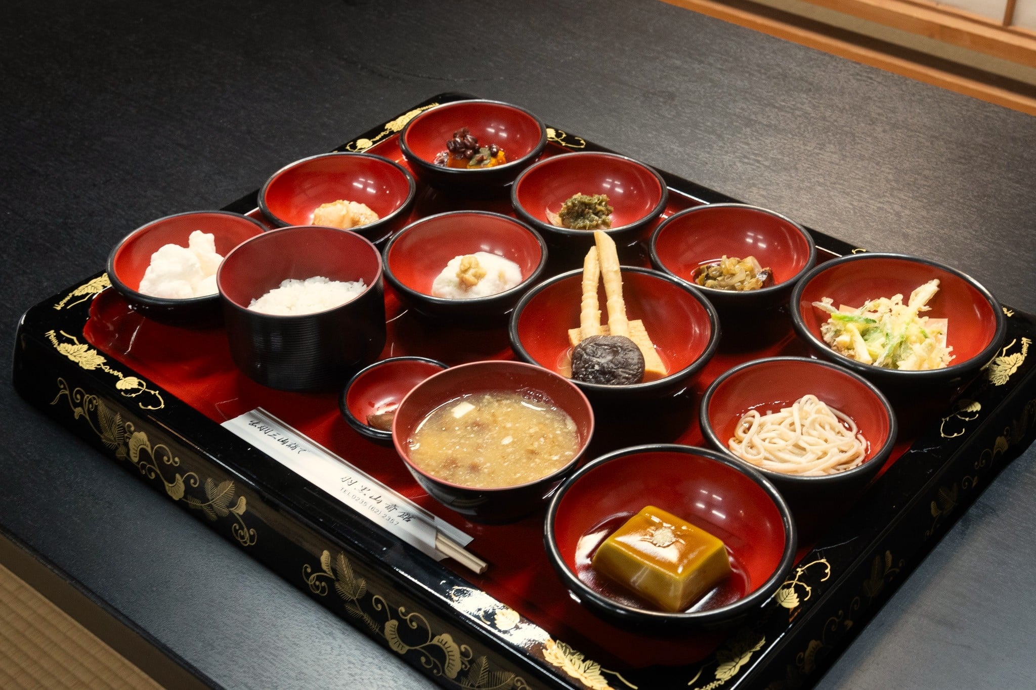 羽黒山 斎館の精進料理膳 — ごま豆腐・山菜・筍の煮物など、出羽三山山麓の旬を仕立てた十品前後の膳
