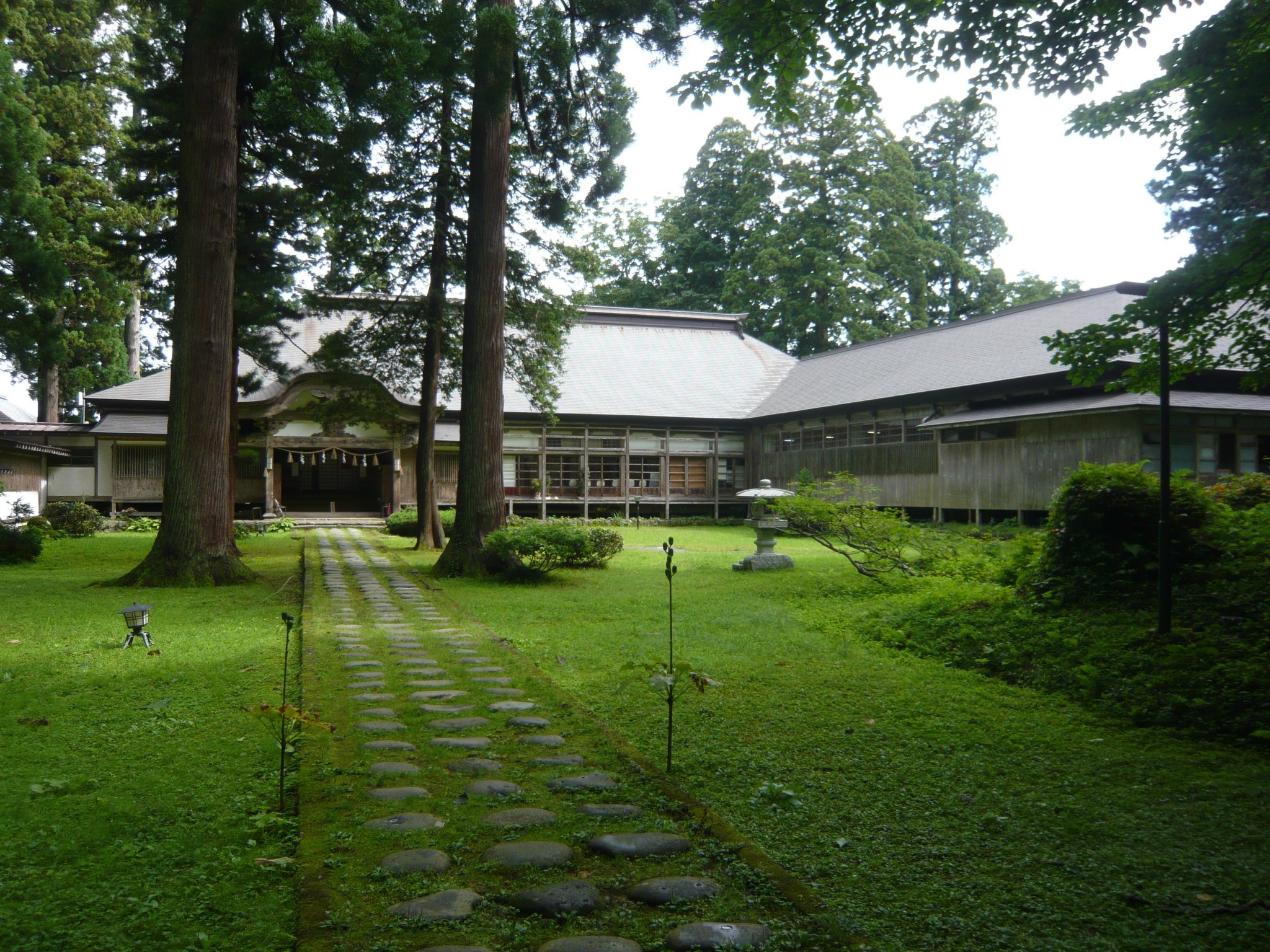 羽黒山参籠所 斎館 — 鶴岡市羽黒町 · 出羽三山伝来の精進料理、朱塗りの膳に月山筍や山菜が並ぶ