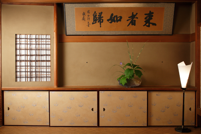 柊家 — 京都・麸屋町姉小路 · 玄関に掲げられた「来者如帰」の扁額と下地窓、行灯
