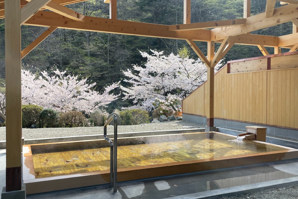 板室温泉 大黒屋 — 栃木県那須塩原市板室・那珂川の谷に面した露天の湯、木組みの屋根と木の浴槽