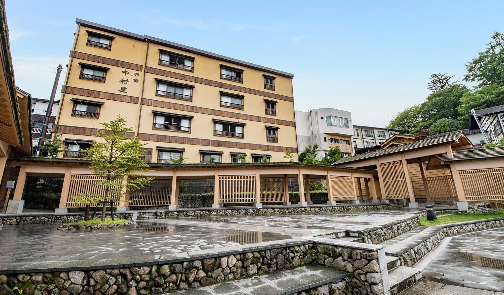 草津温泉 中村屋旅館 — 湯畑徒歩30秒、湯畑源泉を引く旅館の外観と石畳