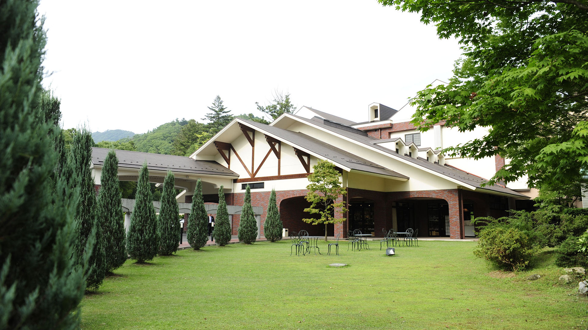 袋田温泉 思い出浪漫館 — 茨城県大子町・袋田 · PH8.9の美人の湯と露天付客室を持つ大型の宿