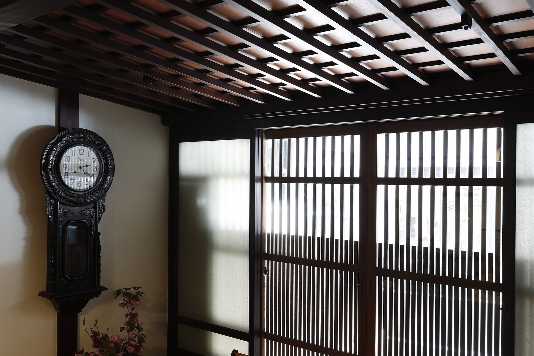 草津温泉 山本館 — 登録有形文化財、大正建築の館内に残る古時計と格子戸