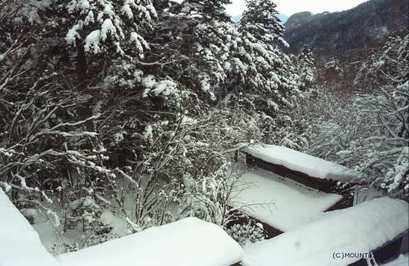 八ヶ岳 湯元 本沢温泉 — 南牧村 · 標高二一五〇メートル、日本最高所の通年野天風呂「雲上の湯」