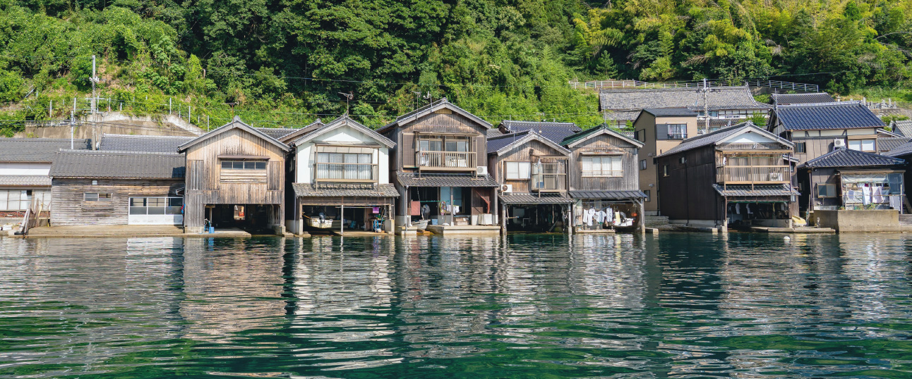 奥伊根温泉 油屋本館 — 京都府伊根町 · 自家源泉かけ流しの若狭湾眺望温泉宿