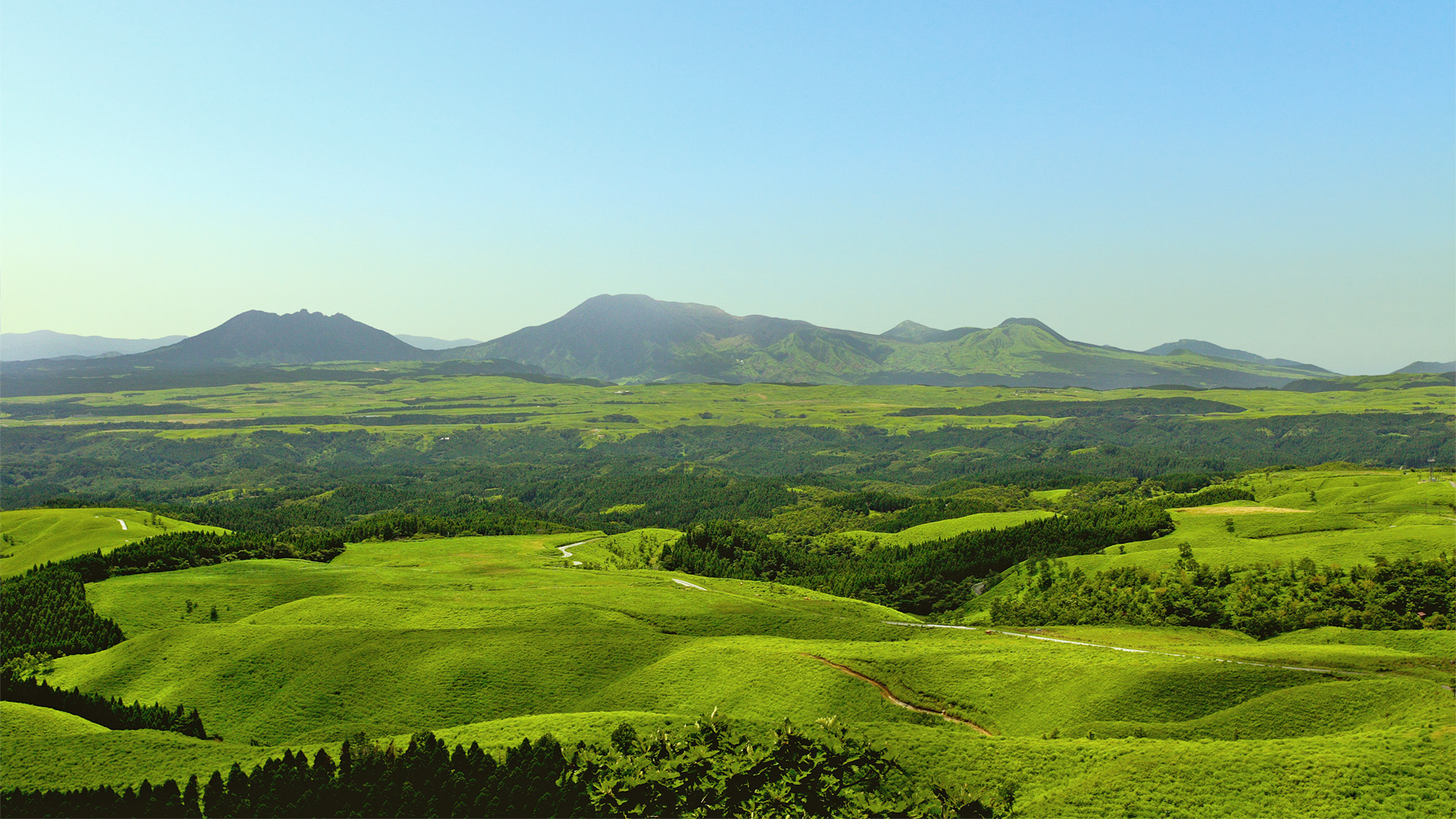 オーベルジュ ア・マ・ファソン — 大分県九重町・瀬の本高原 · 阿蘇五岳を望む草原に建つ創作フレンチのオーベルジュ
