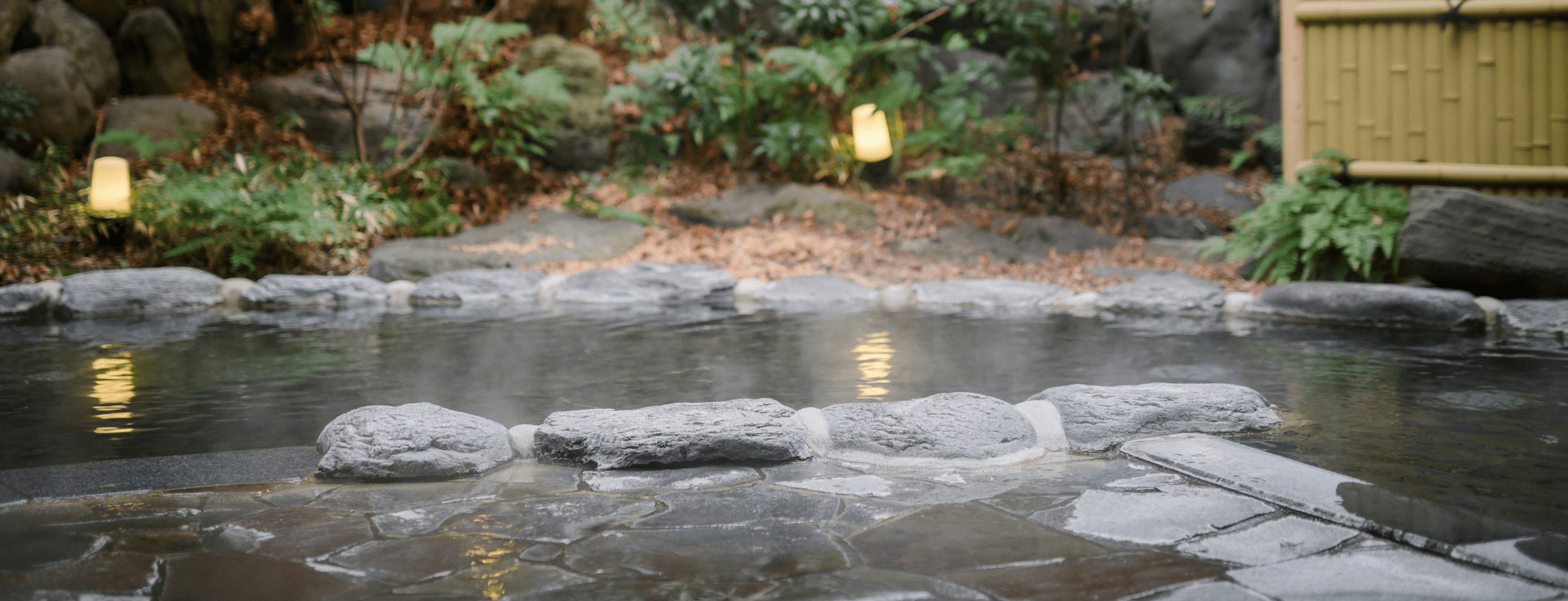 セントコア山口 — 山口市湯田温泉 · 湯気の立つ源泉かけ流しの露天風呂