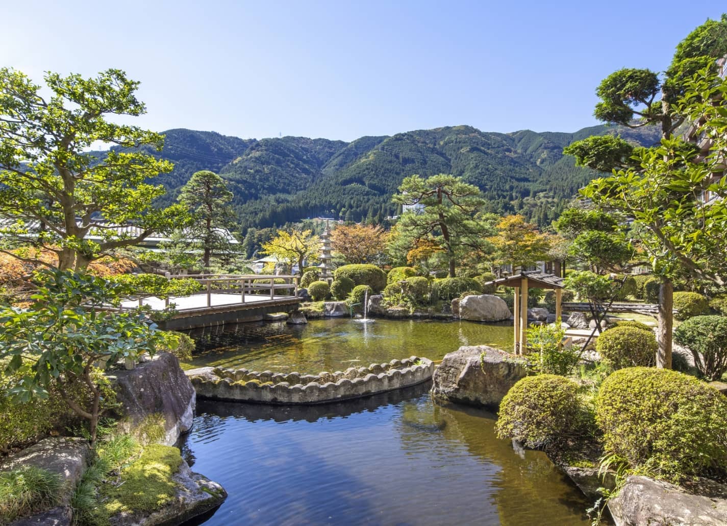 望川館 — 下呂・湯之島 · 千百坪の日本庭園と池、飛騨の山並みを背にした老舗の景