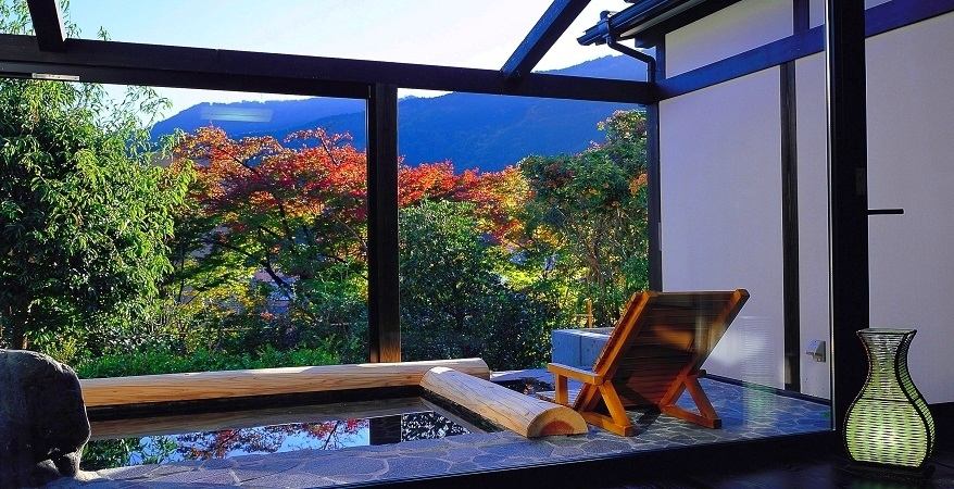 離れの宿 月のあかり — 下呂・湯之島 · 客室の露天風呂と飛騨の山並みに映える紅葉