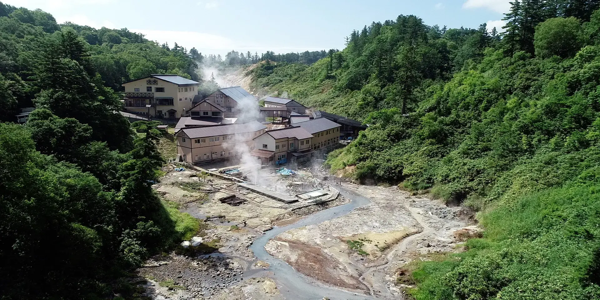 後生掛温泉 — 秋田県鹿角市八幡平 · 盛夏のブナ林に抱かれた湯宿と、噴気の立ちのぼる泥火山地帯