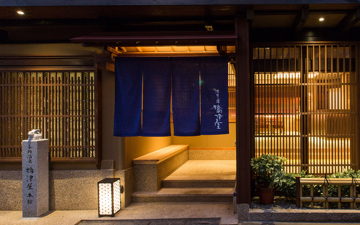 木造りの宿 橋津屋 別邸 月代 — 三朝温泉 · 享保期創業、源泉かけ流しの客室露天を持つ離れの特別室