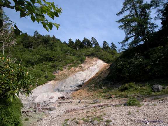本沢温泉 — 南牧村海尻 · 標高2150メートル、硫黄岳山麓の源泉噴出地