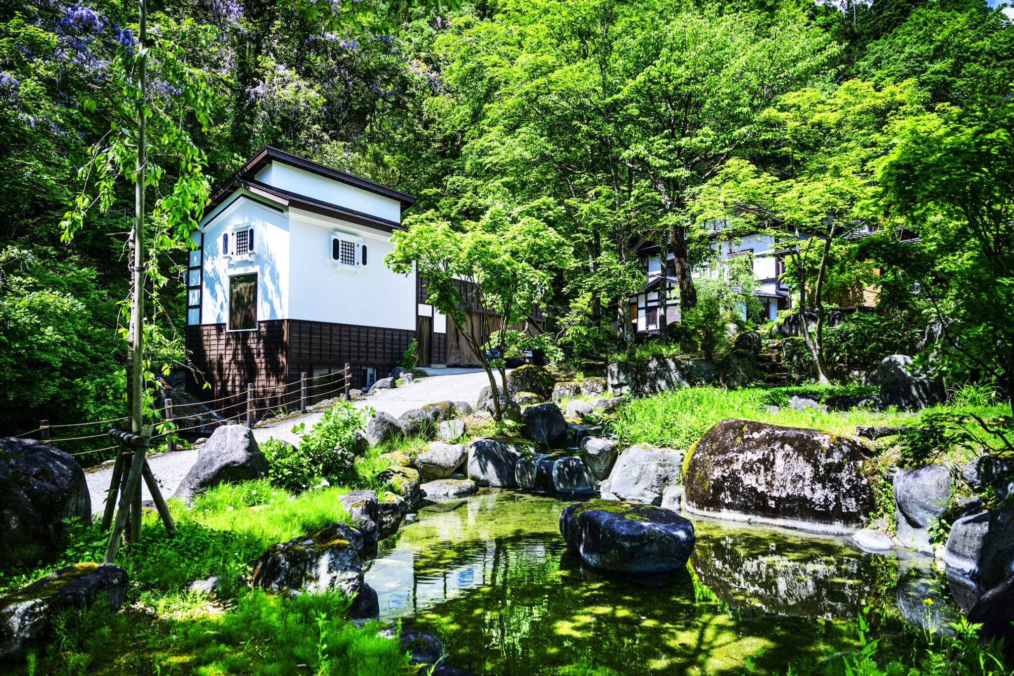 貝掛温泉 — 奥湯沢・三俣 · 上信越高原国立公園内、九千坪の山峡に建つ約七百年の一軒宿