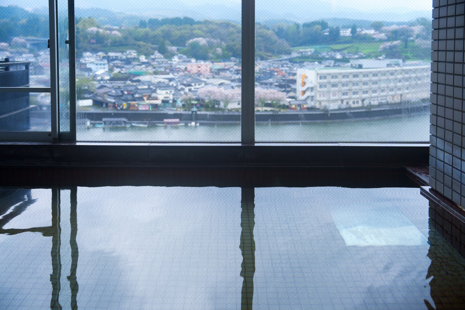 亀山亭ホテル — 大分県日田市 · 三隈川と日田の町並みを望む展望大浴場
