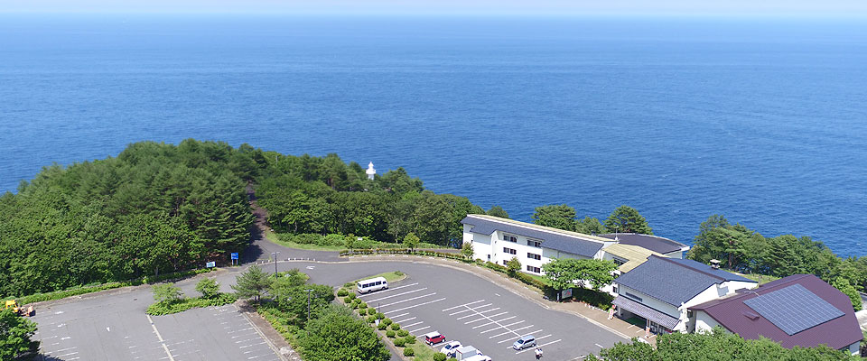 国民宿舎くろさき荘 — 岩手県普代村黒崎 · 太平洋に突き出す断崖の上に建つ鉄筋三階建て、灯台を望む高台の宿