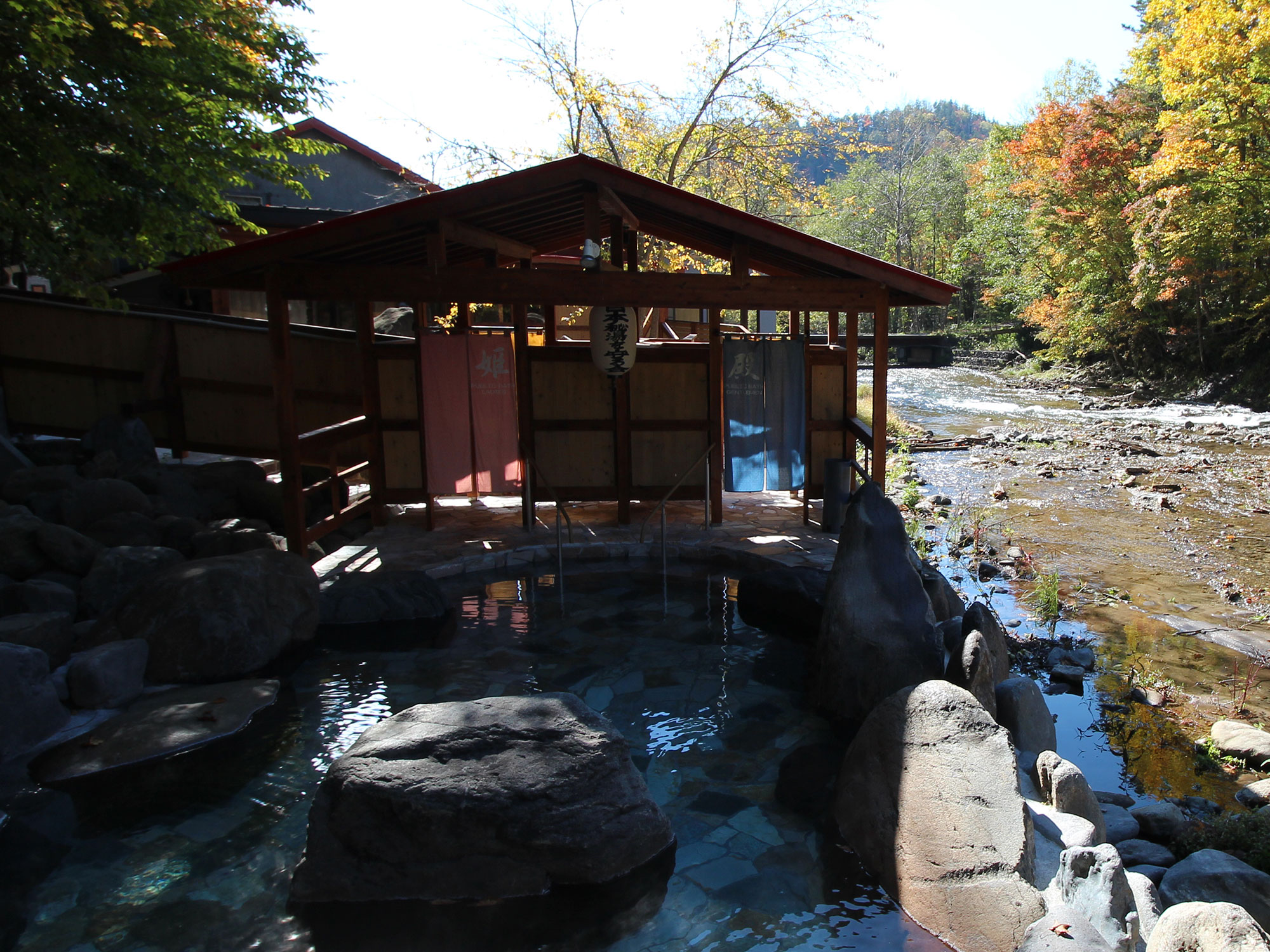 芽登温泉ホテル — 足寄町 · 明治34年開湯、原生林に囲まれた自家源泉100%かけ流しの秘湯