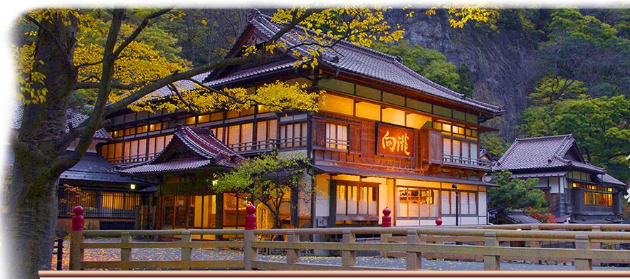 会津東山温泉 向瀧 — 福島県会津若松市 · 秋の暮れに障子が灯る国登録有形文化財の木造建築