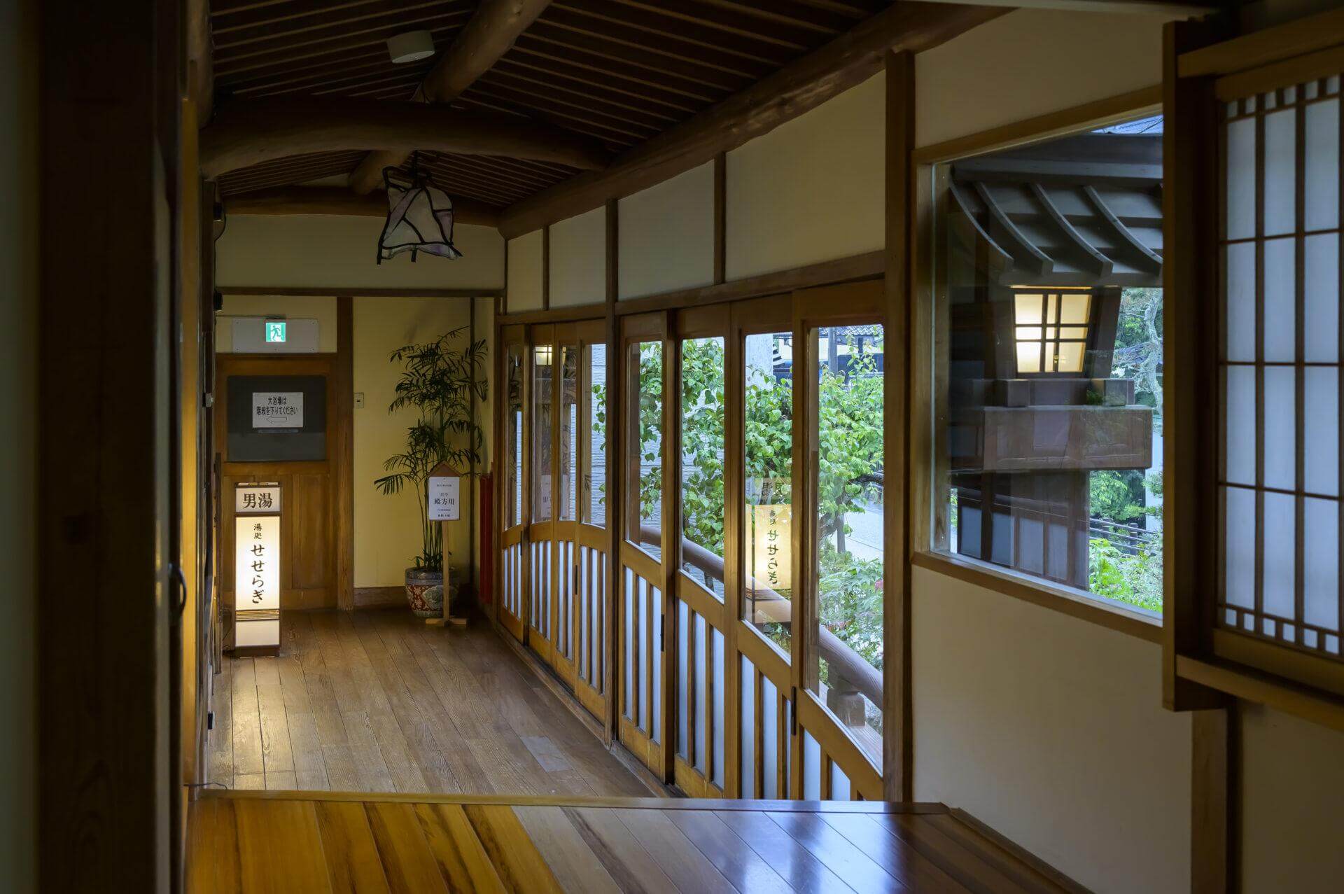旅館大橋 — 三朝温泉・三徳川畔 · 昭和初期建築が国登録有形文化財の湯宿、自噴の巌窟の湯を持つ