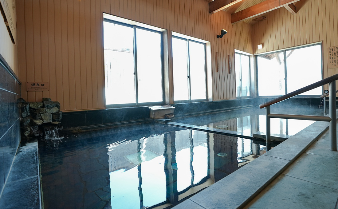 白馬龍神温泉 RYOKAN SUI — 白馬村神城 · 湯気立つ源泉かけ流しの大浴場