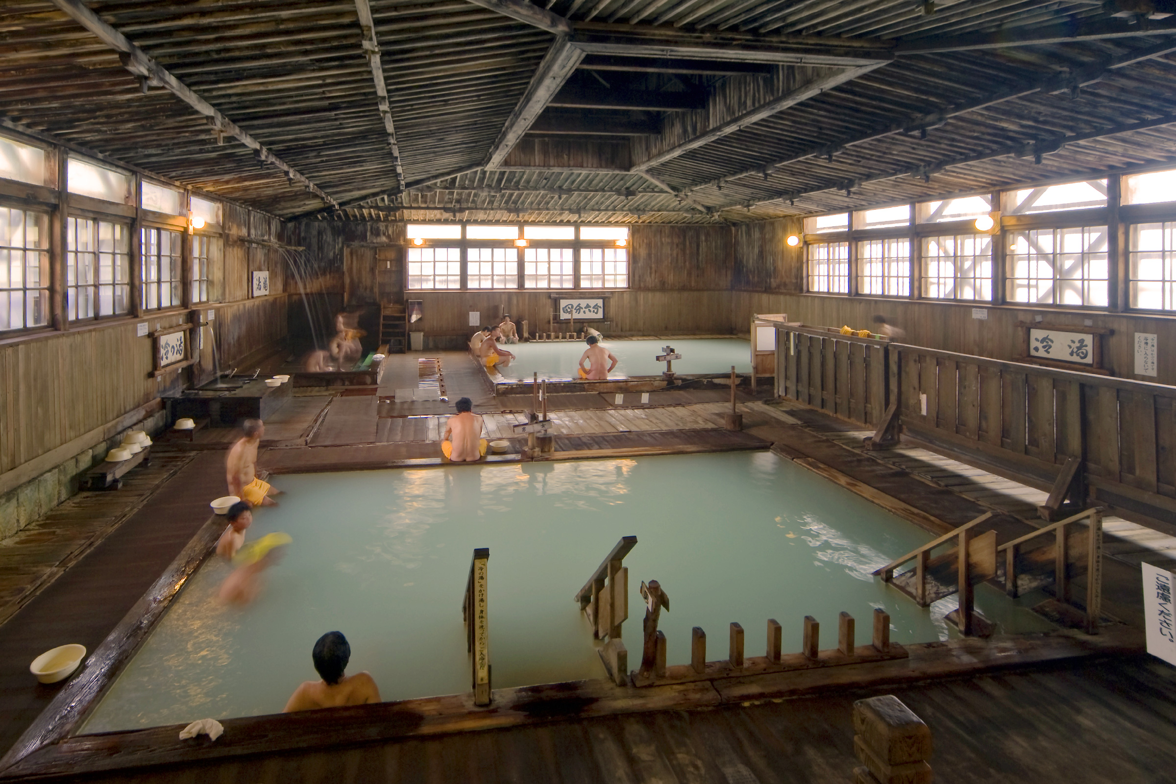酸ヶ湯温泉旅館 — 青森市八甲田 · 総ヒバ造り160畳の混浴大浴場「ヒバ千人風呂」、白濁の湯