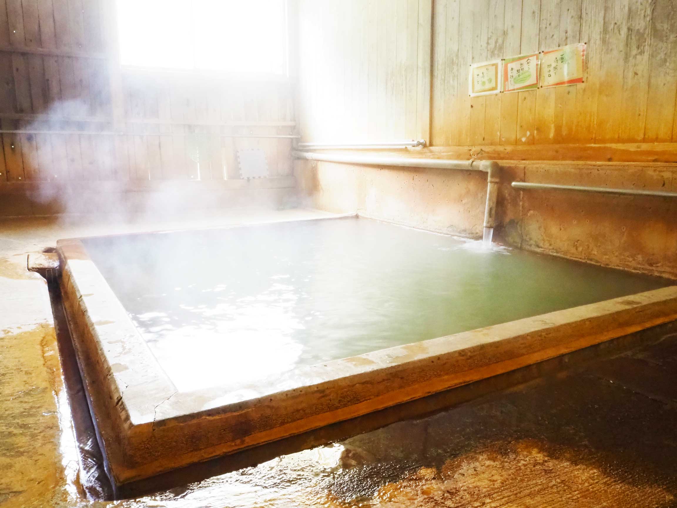 田島本館 &mdash; 霧島市・安楽温泉 &middot; 天降川の瀬音を客室に引き入れる百七十年の湯治場