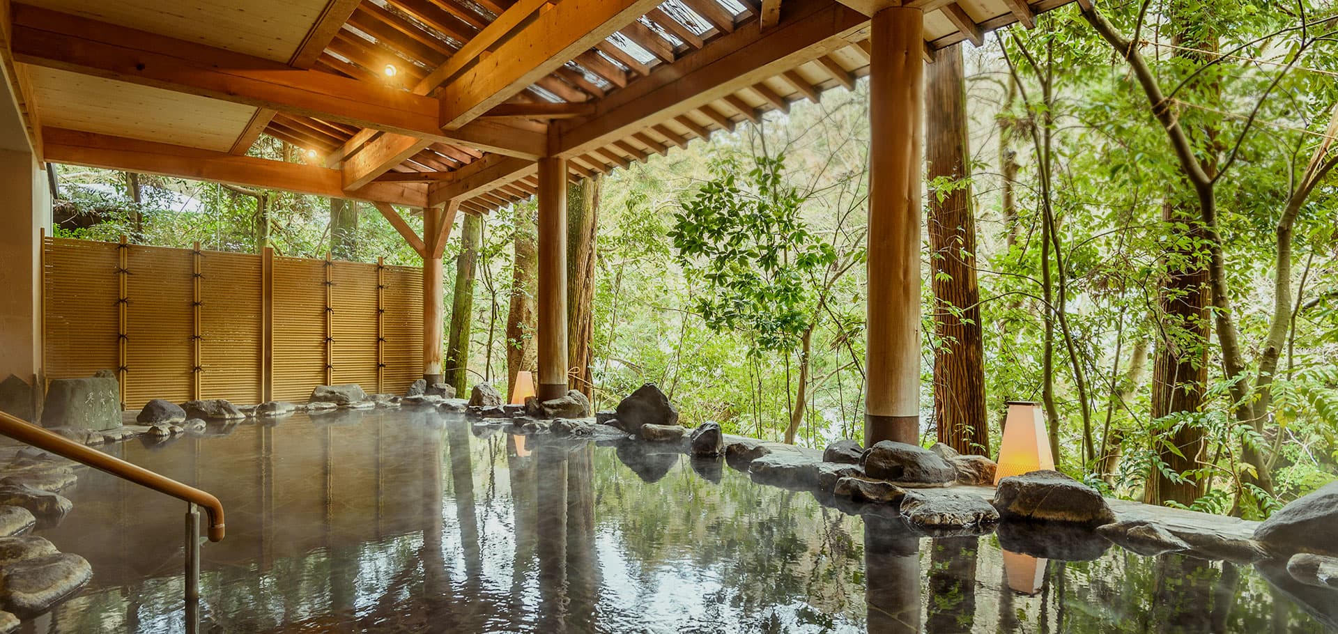 白鷺湯 たわらや — 加賀市山中温泉 · 鶴仙渓を望む渓流露天風呂、木組みの湯屋に湯気が立つ
