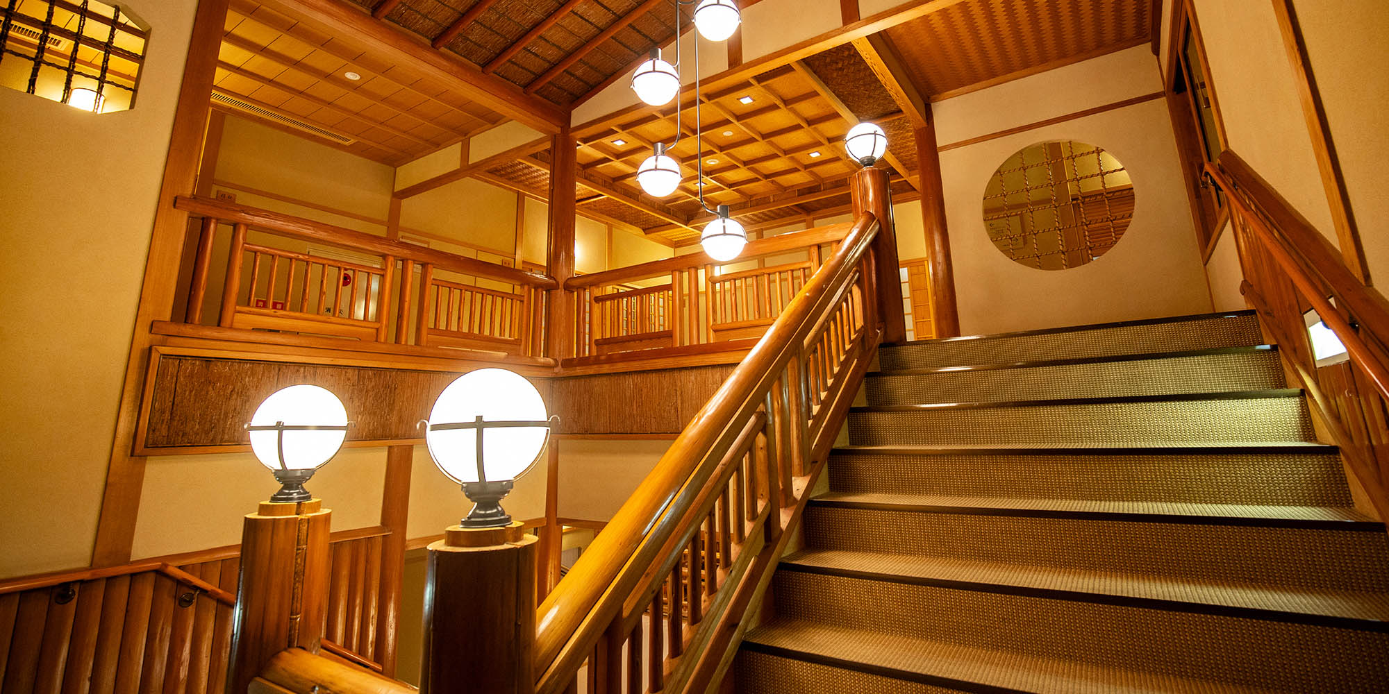 十和田ホテル — 秋田県小坂町 · 1939年開業、天然秋田杉の木造3階建て、登録有形文化財の本館