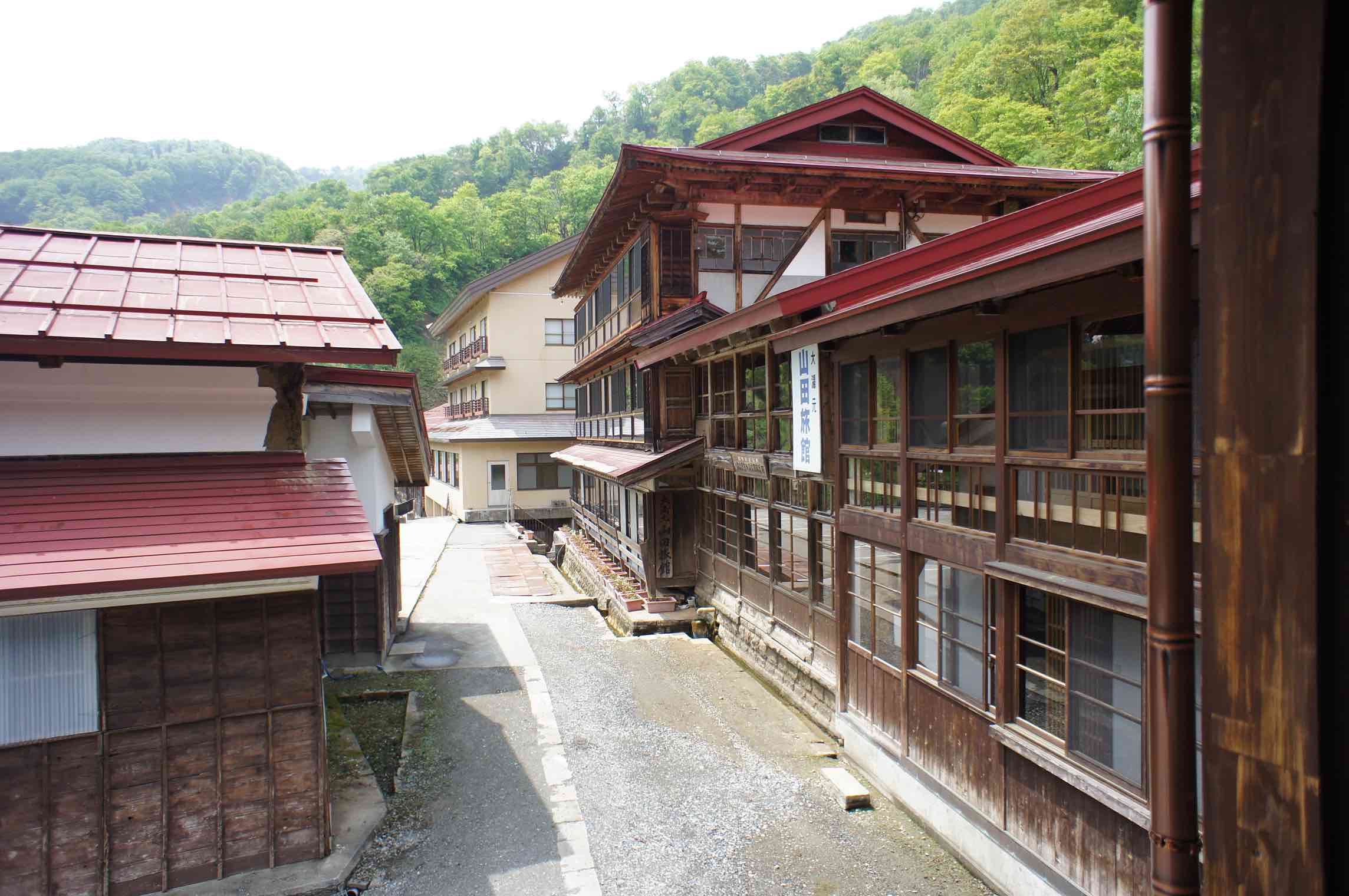 小谷温泉 山田旅館 — 小谷村 · 登録有形文化財の木造六棟が谷あいに連なる湯治宿