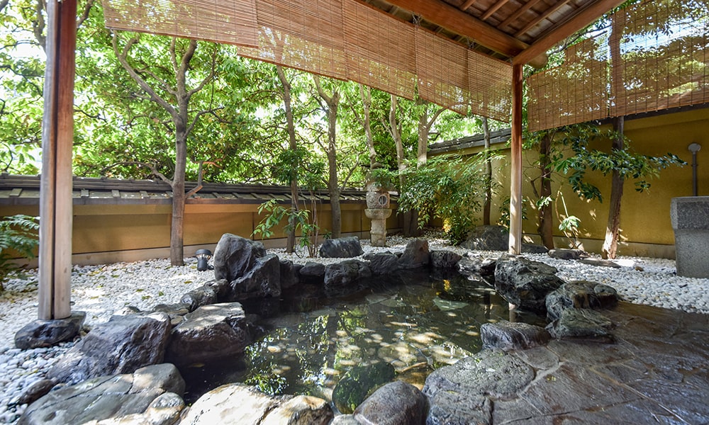 道後温泉 大和屋別荘 — 松山・椿の湯門前 · 数寄屋座敷に伊予の文人書画を掛ける町家旅籠