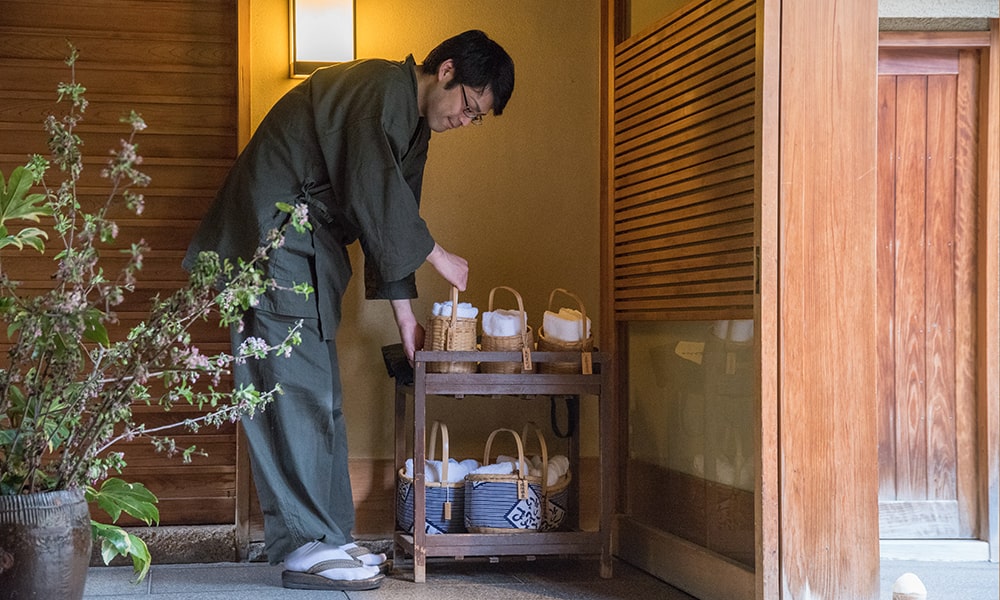 大和屋別荘 — 数寄屋の廊下と障子越しの中庭 · 苔と竹細工の意匠