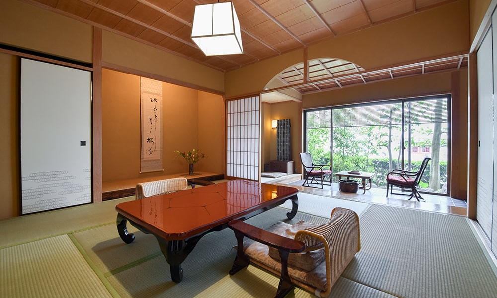 大和屋別荘 — 道後温泉 · 掛軸を掛けた床の間と数寄屋の和室、庭に面した広縁