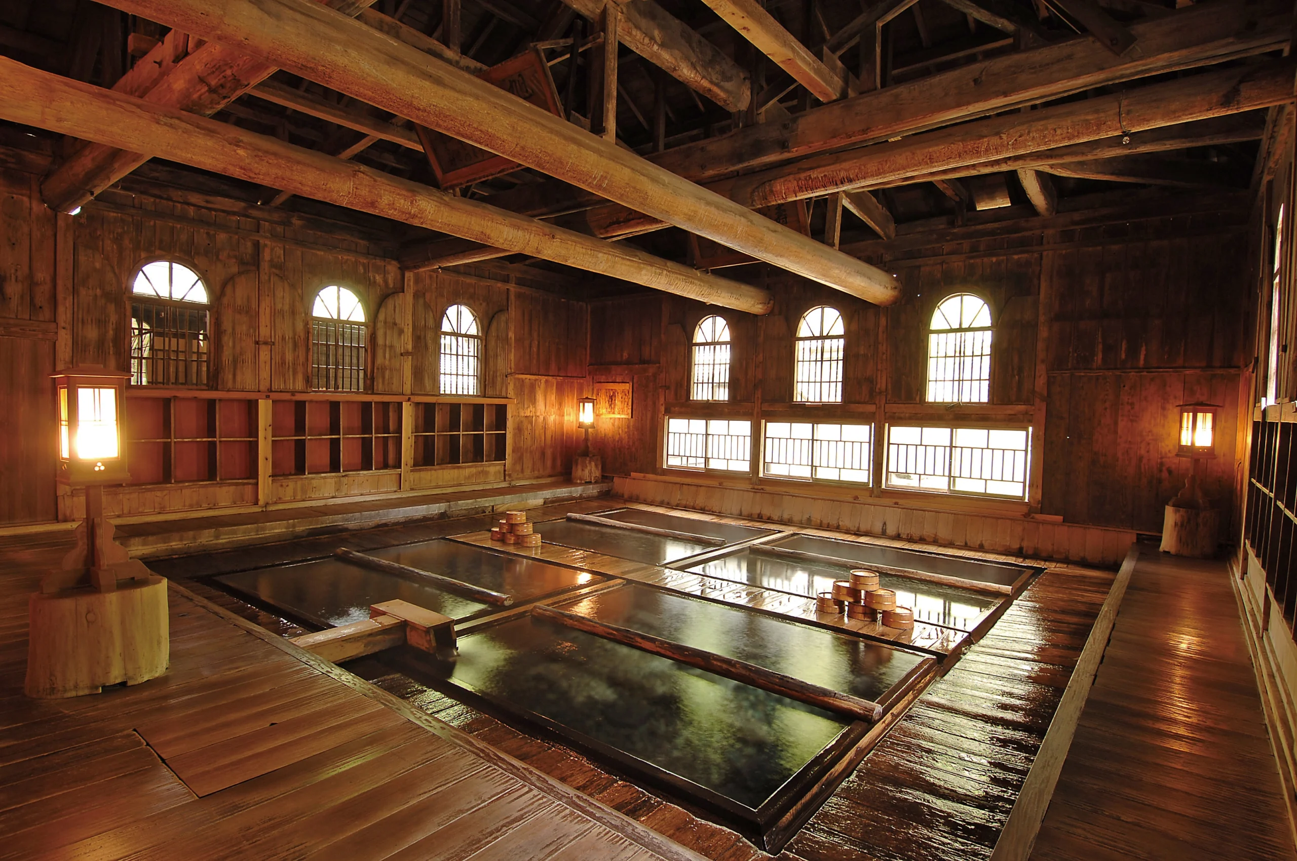 法師温泉 長寿館 — 群馬県みなかみ町 · 明治28年築、鹿鳴館風のアーチ窓が並ぶ足元湧出の大浴場「法師乃湯」