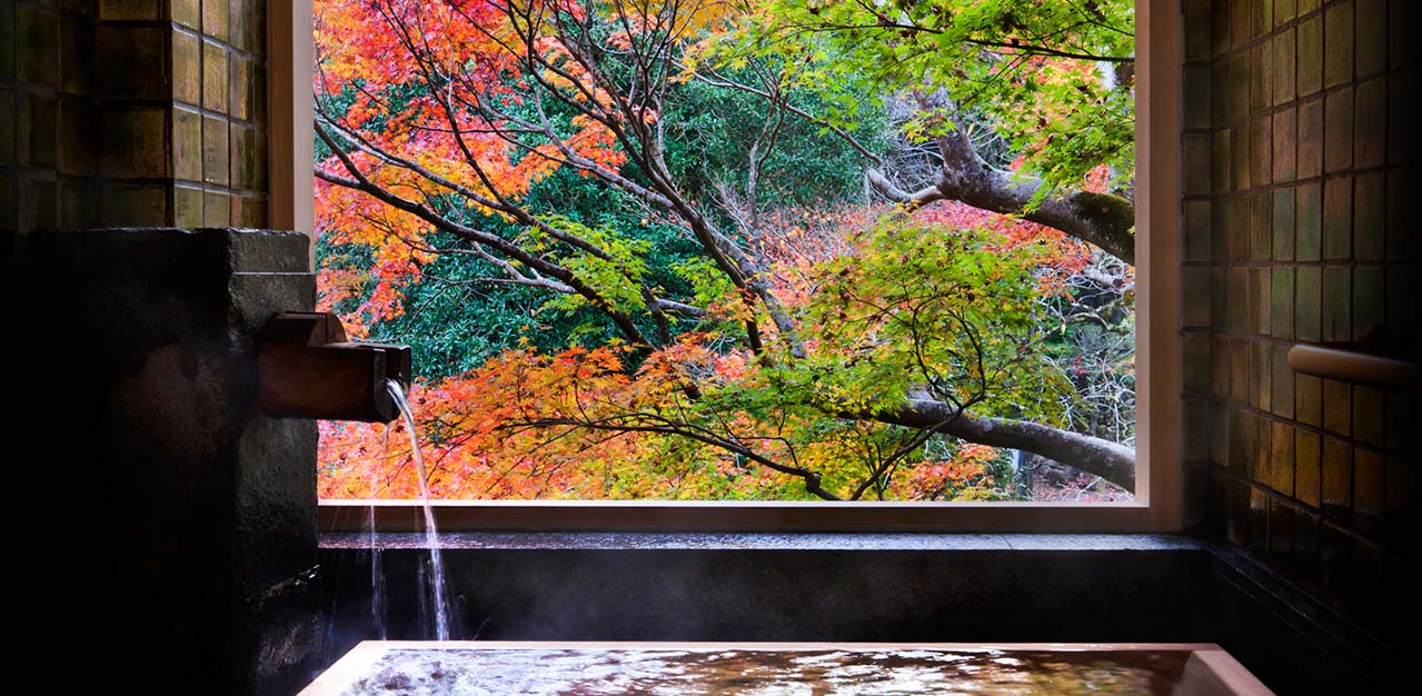 東府や Resort&Spa-Izu — 中庭と鮎の川、湯上がりに歩く川沿いの散歩道