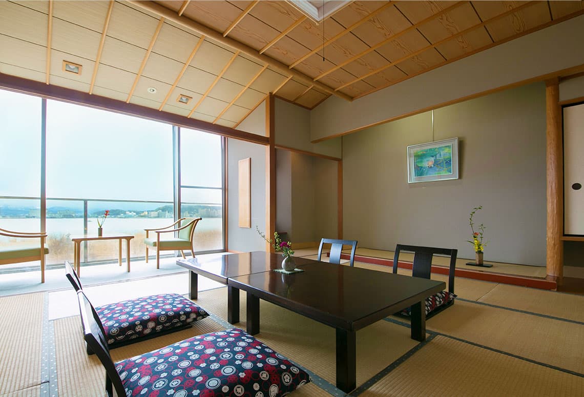ホテル翠湖 — 加賀市片山津温泉・全室レイクビューの二十一室、小規模の湖畔湯宿