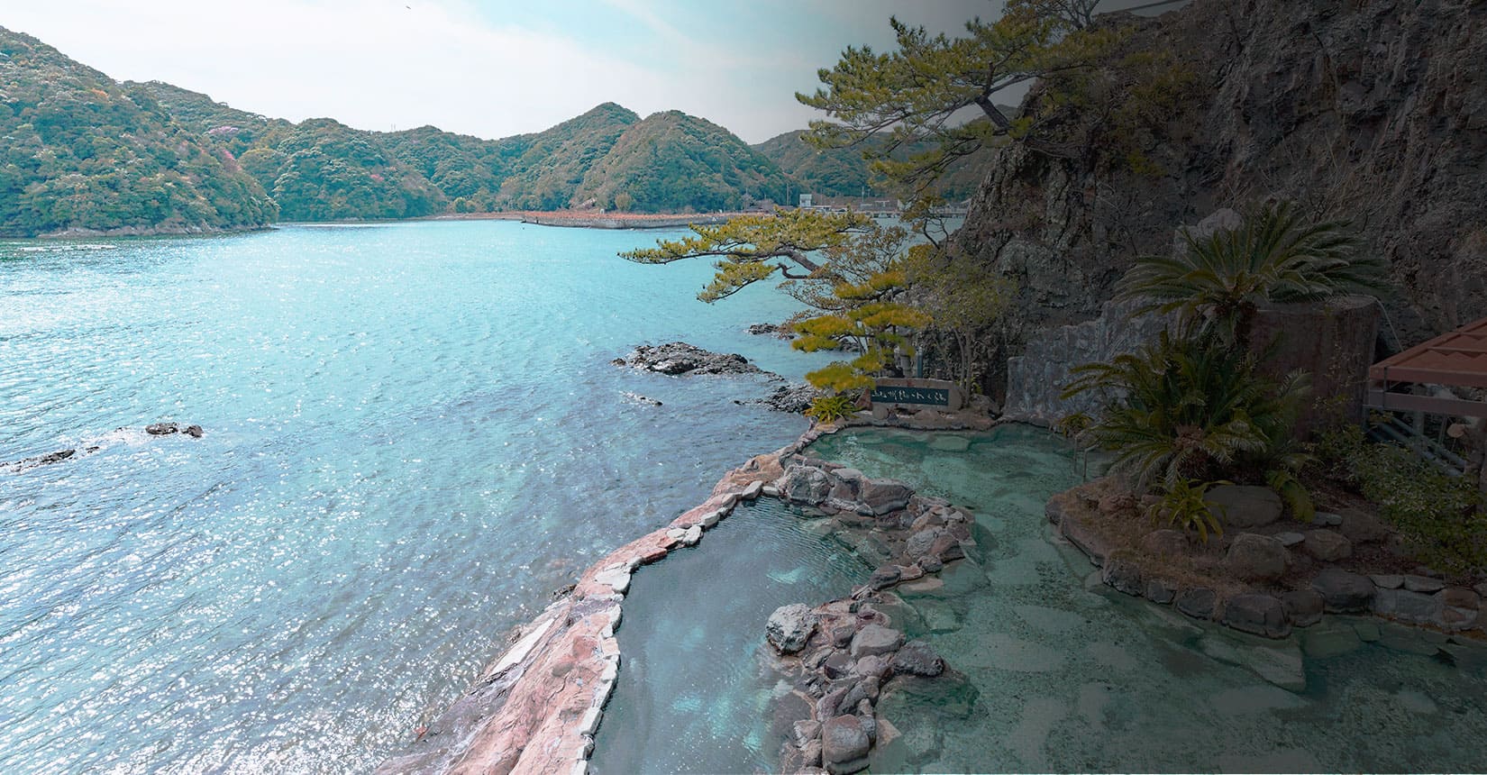 中の島 温泉「紀州潮聞之湯」 — 島内に自噴する塩化物泉
