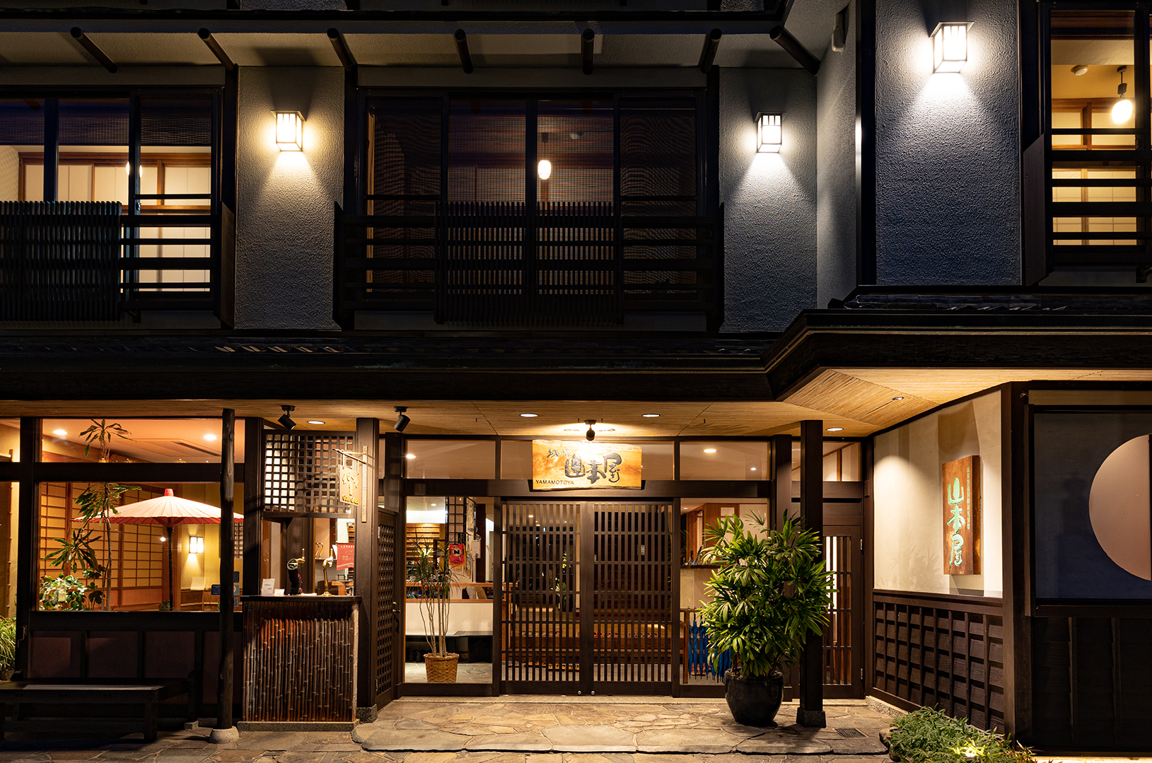 山本屋 — 城崎温泉・柳並木 · 外湯めぐりの中心に建つ老舗旅館