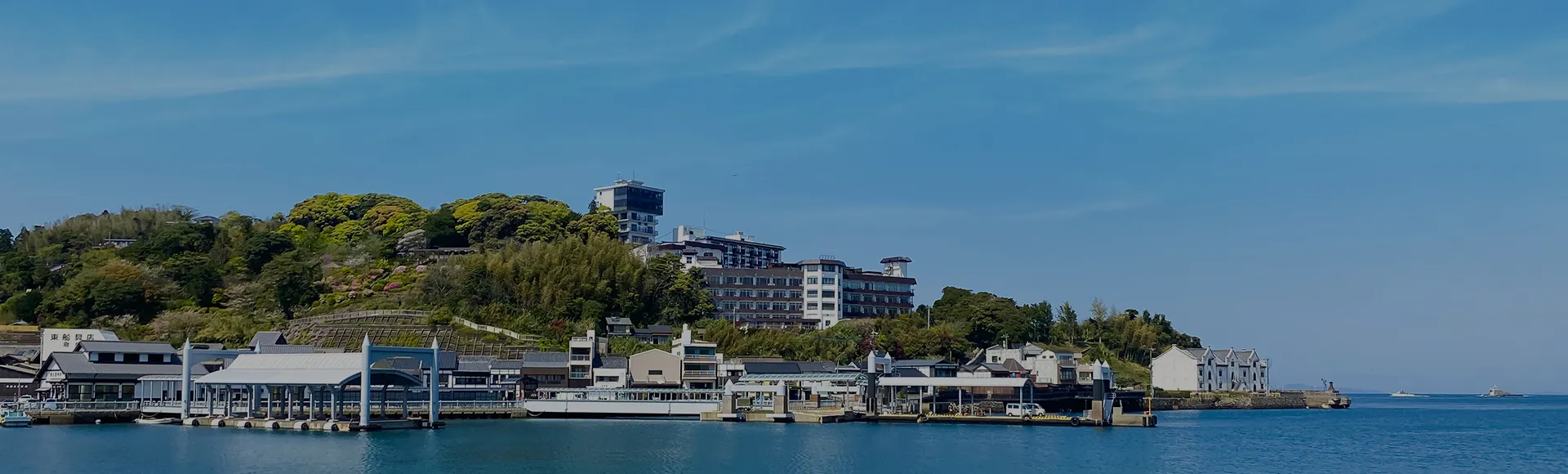 国際観光ホテル旗松亭 — 平戸市大久保町 ・ 平戸港を見下ろす高台に建つ、昭和44年創業の名旅館
