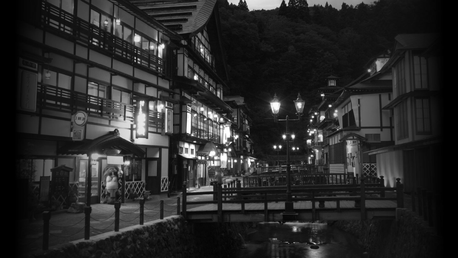 旅館 古山閣 — 山形・銀山温泉 · 大正十年築、鏝絵の表壁を持つ木造三層の登録有形文化財の宿