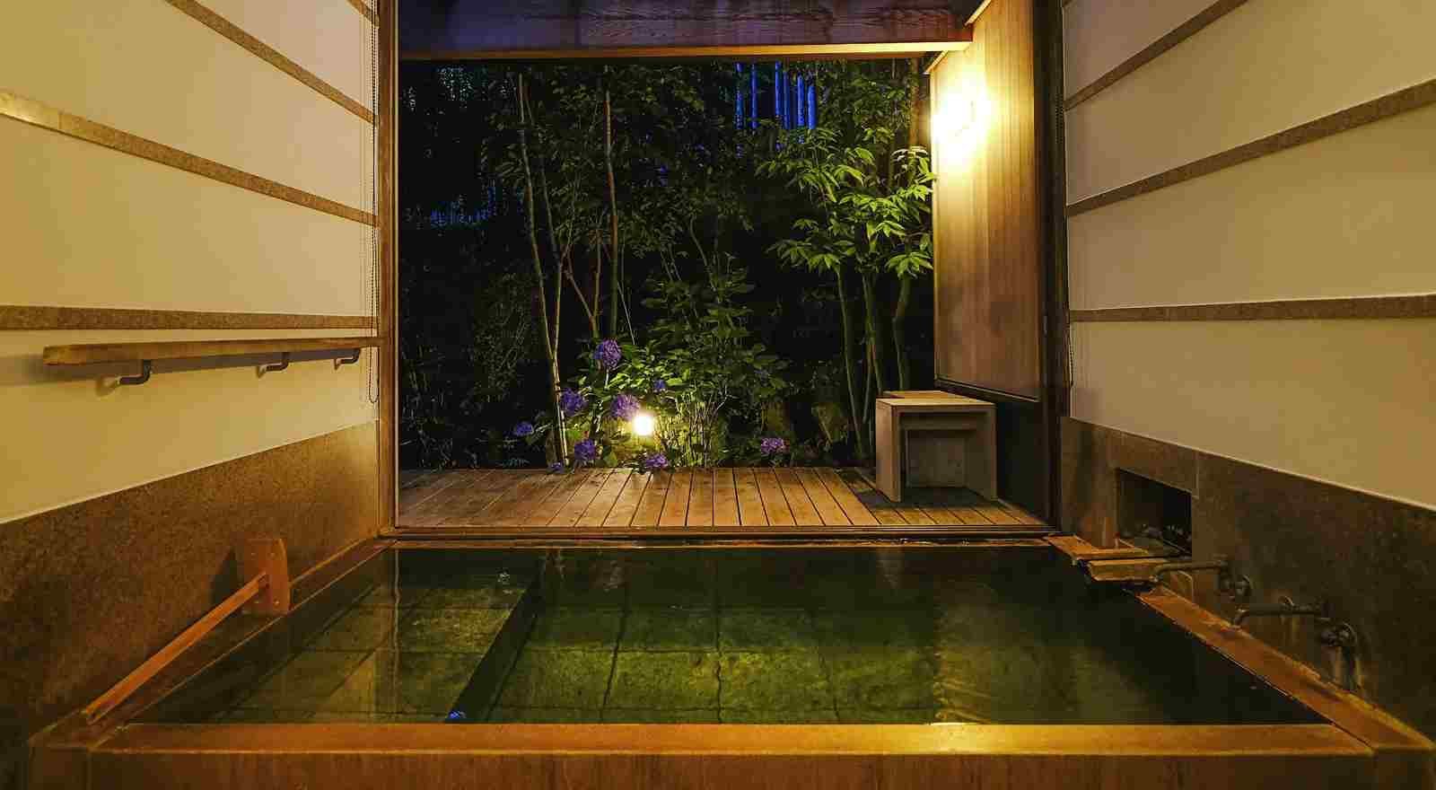 山荘 無量塔 — 大分・由布院 · 塀を立てて囲った客室露天、数歩先の竹と苔の坪庭へ湯が開く