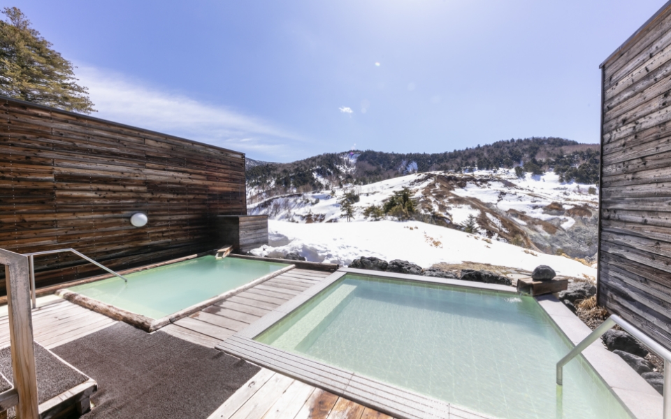 万座ホテルジュラク — 嬬恋村万座 · 木塀に囲まれた露天から雪の残る空吹の斜面を望む