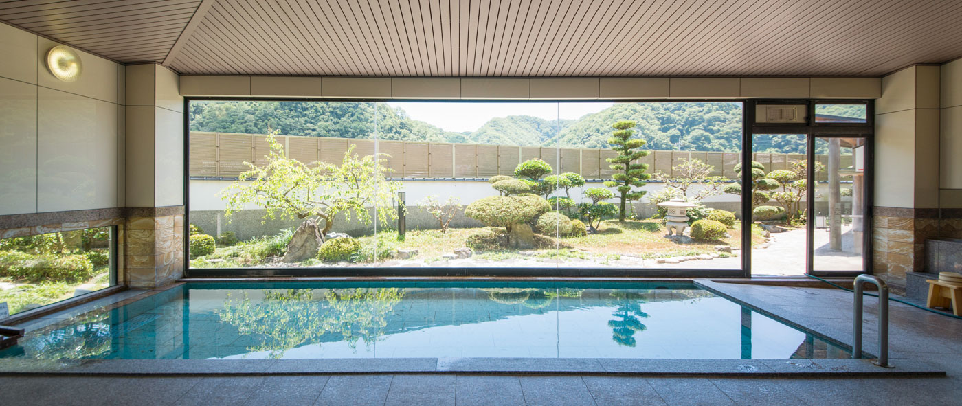 季譜の里 — 岡山・湯郷温泉 · 全館畳敷き、館内七十六箇所の活け花を絶やさぬ湯郷の名旅館
