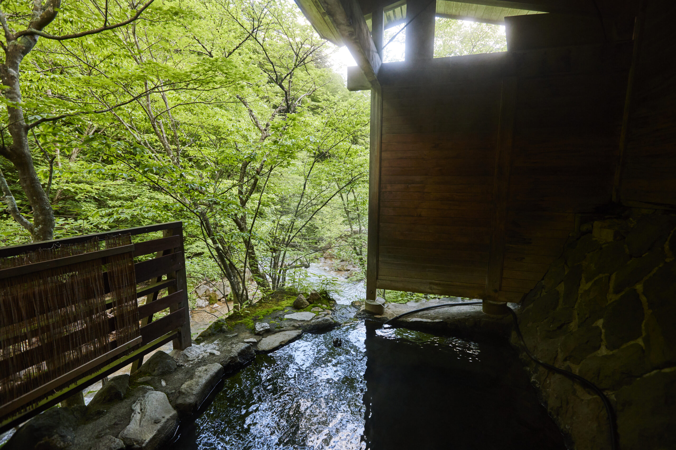 北温泉旅館 — 那須町湯本 · 渓流沿いに湯気を立てる野趣あふれる露天風呂