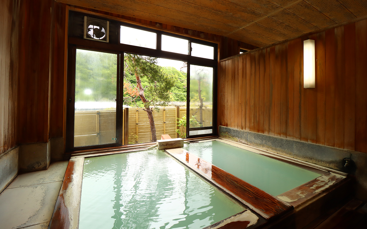 中藤屋旅館 — 那須町湯本 · 檜の湯船に満ちる鹿の湯源泉の白濁した硫黄泉