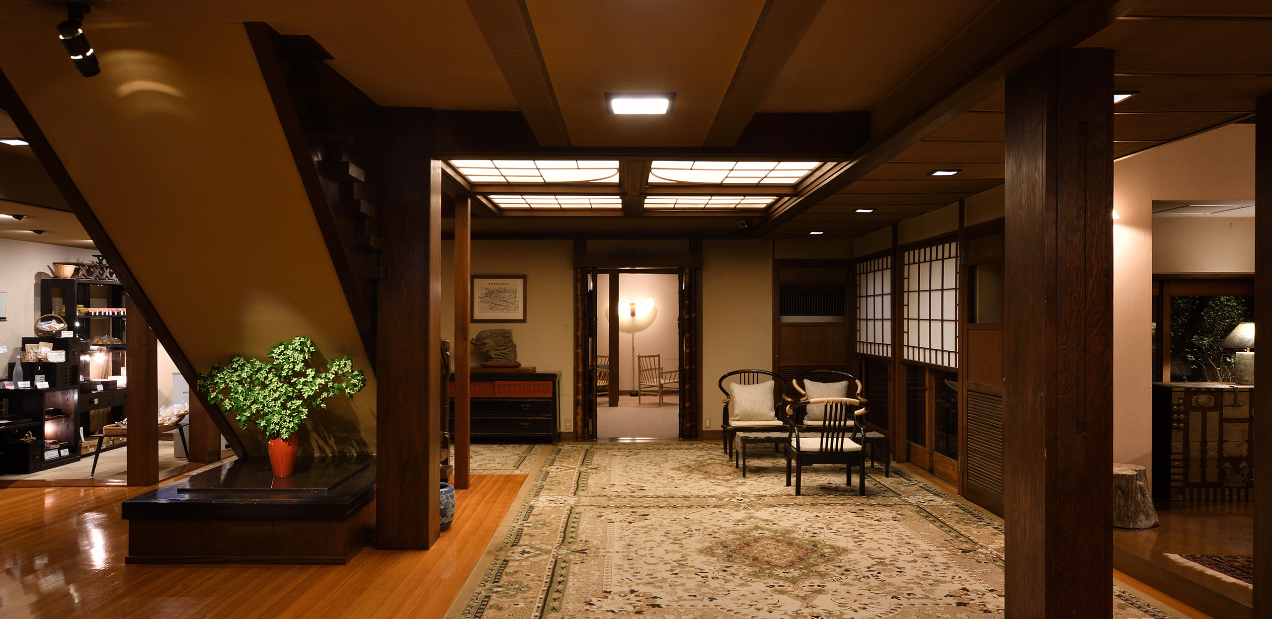 那須高原の宿 山水閣 — 那須町湯本 · 昭和初期の木造建築が残る落ち着いたロビー
