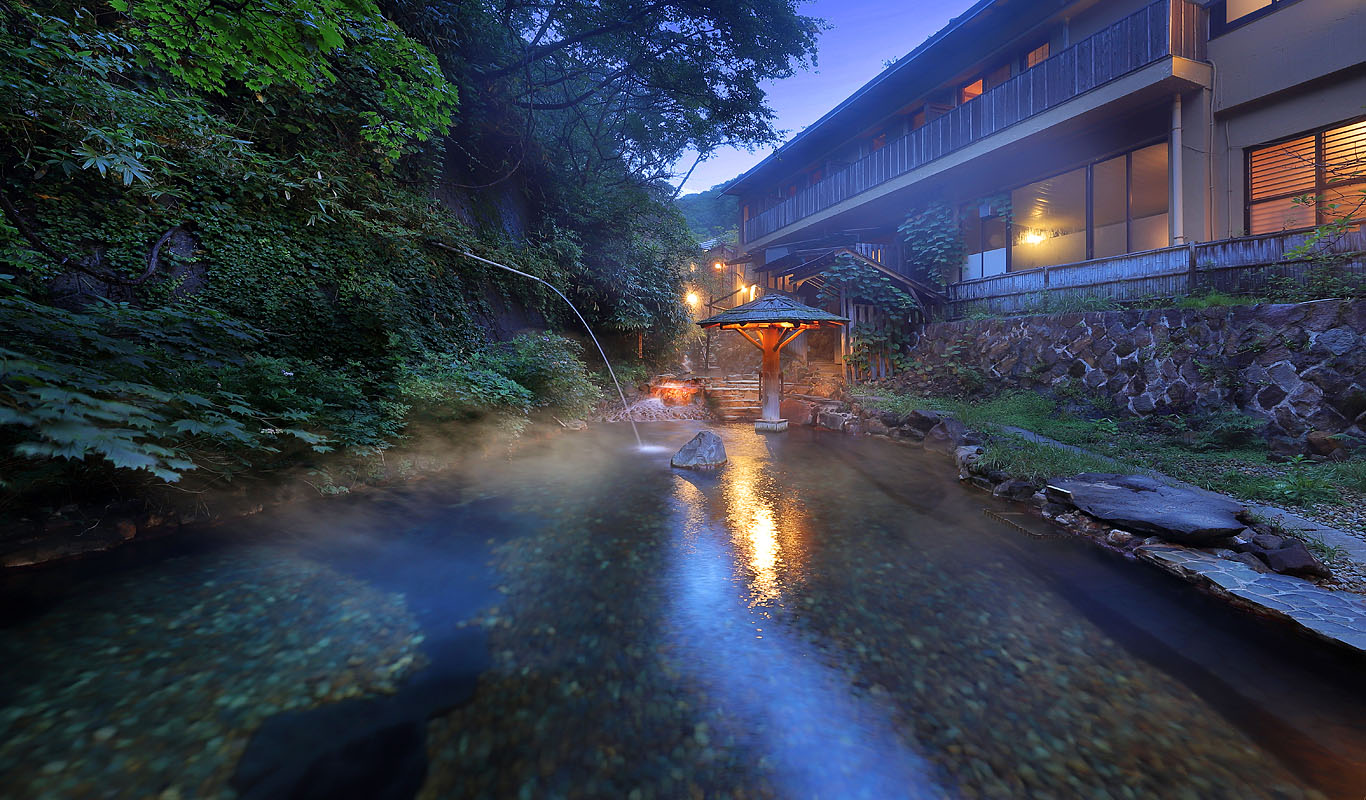 大丸温泉旅館 — 那須・湯本 · 茶臼岳東麓、川全体が湯船となる名物「川の湯」の夕景